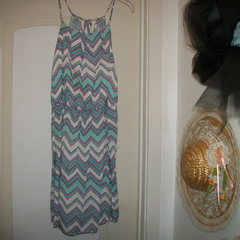 RETRO CUTOUT LITTL CHEVRON DRESS  EMERALD SUNDAE L